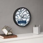Horloge Motif de corde marine White Navy Beach House Horlo<br><div class="desc">Cette horloge murale côtière chic dispose d'un arrière - plan blanc avec des motifs de corde bleu marine. Personnalisez-le selon vos besoins. Parfait pour Beach House,  B&B,  location de vacances et Airbnb. Vous pouvez trouver des produits correspondants dans mon magasin.</div>
