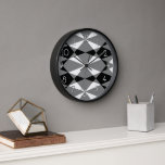 Horloge Motif de mosaïque Carré noir noir noir<br><div class="desc">Belle mosaïque contemporaine noire, blanche et grise triangles et motif carré diamant. Design élégant, élégant, élégant et éclectique pour l'architecte d'intérieur artistique sophistiqué, la diva de décoration artistique, populaire branché, style rétro vintage et abstrait amoureux de motifs géométriques numériques. Disponible sur une variété d'accents de décoration de maison moderne et...</div>