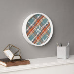 Horloge Motif Turquoise moderne bleu foncé orange blanc pl<br><div class="desc">Belle motif contemporaine jaune, saumon rouge-orange, bleu foncé, vert turquoise et blanc écossais. Design orné, funky, moderne et fantaisiste pour décorateur d'intérieur de la maison artistique ou branché artsy, style d'art rétro vintage ou amateur de motifs géométriques abstraits. Disponible sur une variété d'accents de décoration de maison moderne et d'accessoires...</div>