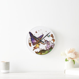 Horloge murale Adilyn Faery, 8" En Acrylique Ronde