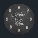 Horloge murale amusante - Pas de vin avant neuf ta<br><div class="desc">Horloge murale drôle en noir et blanc design de tableau noir et blanc. Le texte sur l'horloge dit No Wine avant Neuf et tous les chiffres sont 9 ! Cadeau de Noël parfait, cadeau de vacances, cadeau de ménage, cadeau de fête des pères! Visitez notre boutique Designkandy pour une sélection...</div>