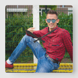 Horloge murale avec de bonnes vitres