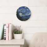 Horloge murale avec la nuit étoilée de Van Gogh<br><div class="desc">Voici notre nouvelle horloge murale avec l'imprimé chatoyant du tableau "Starry Night" de Van Gogh. Cette horloge est disponible en forme de rond et de carré, ce qui vous donne la souplesse de choisir celle qui correspond le mieux à votre décor. L'horloge est également fournie avec l'option d'une garniture en...</div>