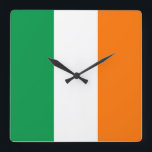 Horloge murale avec le drapeau de l'Irlande<br><div class="desc">Horloge murale patriotique impressionnante avec le drapeau de l'Irlande. Ce produit son personnalisable.</div>
