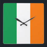 Horloge murale avec le drapeau de l'Irlande<br><div class="desc">Horloge murale patriotique impressionnante avec le drapeau de l'Irlande. Ce produit son personnalisable.</div>
