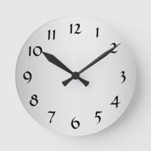 Horloge murale couleur argent avec chiffres