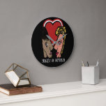 Horloge murale couple Pop Art personnalisée - 2 no<br><div class="desc">Horloge murale couple Pop Art personnalisée - 2 noms.
Design O.M</div>
