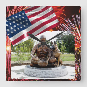 Horloge murale de carré de mémorial de chien de