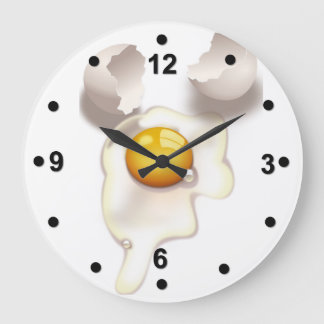 Horloge murale de la cuisine aux oeufs fissurés