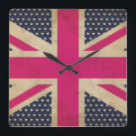 Horloge murale de l'ancien drapeau rose Union Jack<br><div class="desc">Un design graphique illustré d'un Ancien Drapeau Union Jack dans les tons rose et blanc contre une couleur arrière - plan de bleu foncé avec des coeurs blancs convenant à tous les produits zazzle.</div>