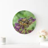 Horloge murale des abeilles et des fleurs violette (Maison)