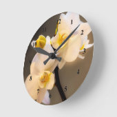 Horloge murale en acrylique orchidée blanche (Angle)