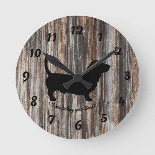 Horloge murale en bois à la mode de Basset Hound