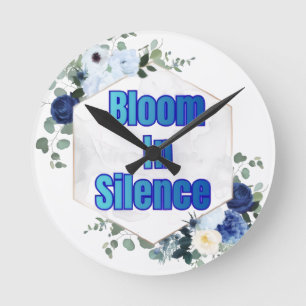 Horloge murale en fleurs dans le silence