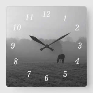 Horloge murale en niveaux de gris du matin