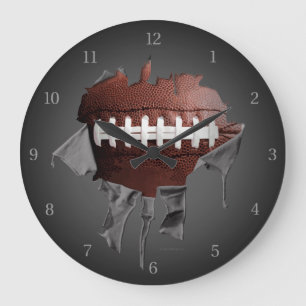 Horloge murale foncée du football déchirée