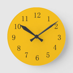 Horloge murale jaune de la cuisine ambrée