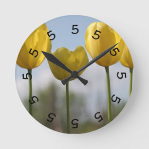 horloge murale jaune de tulipes à 5 heures