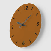 Horloge murale marron avec chiffres noirs (Angle)