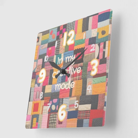 horloge murale multicolore de style quadrillé (Angle)