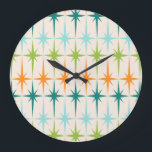 Horloge murale ronde géométrique vintage<br><div class="desc">Vintage. Géométrie. Les débuts. Si vous aimez l'un de ces mots, cette horloge murale de Starbursts géométrique Vintage rétro est pour vous. Ce design moderne du milieu du siècle présente un arrière - plan crème avec des rangées d'étoiles turquoise, vert citron, orange et turquoises. Ce design mod s’associe à merveille...</div>