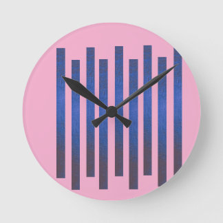 Horloge murale rose à rayures