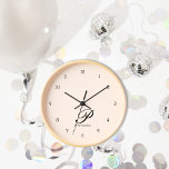 Horloge murale rose vierge monogramme<br><div class="desc">Entrez dans la sophistication grâce à notre horloge murale à script personnalisé dans le rose vif captivant. La police de caractères délicate, avec votre premier nom initial et complet, ajoute une touche de charme personnalisé à votre espace de vie. Réalisée avec des matériaux de haute qualité, cette horloge murale est...</div>