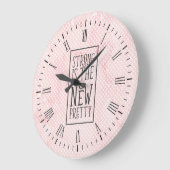 Horloge murale Strong is the New Pretty (Angle)