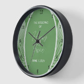 Horloge murale Tropical Green Wedding Couple Nom (Angle)