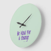Horloge murale vert sauge Be Kind For Change™ (Angle)