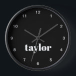 Horloge Noir et blanc minimaliste moderne tendance personn<br><div class="desc">Voici l'horloge personnalisée minimaliste moderne et moderne noir et blanc, un garde-temps sophistiqué et personnalisé, parfait pour donner aux patrons, collègues, employés ou toute personne ayant besoin d'un accessoire élégant à la maison ou au bureau. Cette horloge personnalisée présente un design minimaliste moderne dans des tons classiques noir et blanc,...</div>