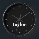 Horloge Noir et blanc minimaliste moderne tendance personn<br><div class="desc">Voici l'horloge personnalisée minimaliste moderne et moderne noir et blanc, un garde-temps sophistiqué et personnalisé, parfait pour donner aux patrons, collègues, employés ou toute personne ayant besoin d'un accessoire élégant à la maison ou au bureau. Cette horloge personnalisée présente un design minimaliste moderne dans des tons classiques noir et blanc,...</div>