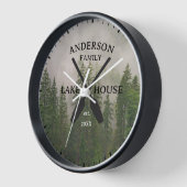 Horloge Nom de famille personnalisé Lake House (Angle)