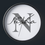 Horloge Nom du monogramme gris noir personnalisé<br><div class="desc">Monogramme gris-noir personnalisé Horloge. Créez votre propre monogramme Nom initial Horloge pour vous-même ou comme cadeau pour votre famille ou vos amis. Ajoutez facilement le nom de vous-même ou celui d'un être cher pour faire un cadeau mémorable d'anniversaire, de réveil familial ou de remise de diplômes pour maman, grand-mère, soeur,...</div>