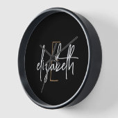 Horloge Nom du monogramme noir moderne (Angle)