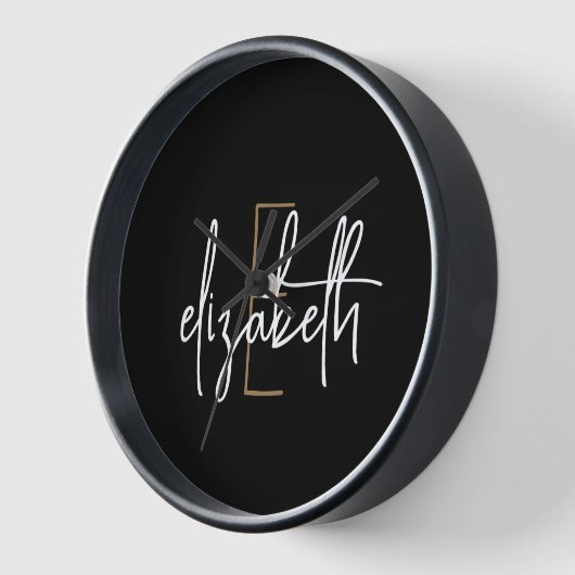 Horloge Nom du monogramme noir moderne (Angle)