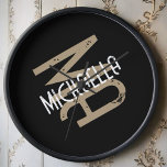 Horloge Nom du monogramme personnalisé noir blanc beige ta<br><div class="desc">Simple horloge murale moderne personnalisée customisée avec un nom et des initiales.Décor original en monogramme tendance cool pour vos murs de maison ou comme un beau cadeau utile et réfléchi pour un amoureux du golf qui vous est cher par exemple .Elégant, classe, élégant, élégant, noir, arrière - plan blanc et...</div>