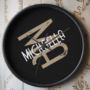 Horloge Nom du monogramme personnalisé noir blanc beige ta