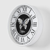 Horloge Nom papillon noir blanc moderne chiffres ROMAINS (Angle)