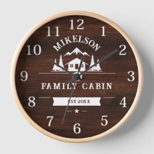 Horloge Nom personnalisé rustique Cabine de famille