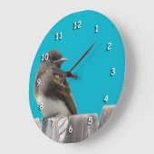 Horloge - Oiseau noir et blanc sur la clôture (Angle)