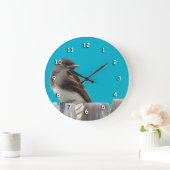 Horloge - Oiseau noir et blanc sur la clôture (Maison)