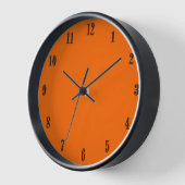 Horloge Orange solide avec chiffres noirs (Angle)