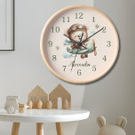 Horloge Ours en peluche vert Boho personnalisé<br><div class="desc">Ajoutez une touche de charme et de fantaisie à la chambre de votre enfant avec notre horloge personnalisée Boho Green Teddy Bear! Cette adorable horloge présente un joli design d'ours en peluche dans une palette apaisante de couleurs boho vert, parfait pour créer une atmosphère confortable et accueillante dans n'importe quelle...</div>