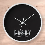 Horloge Papa Depuis 20XX Moderne Élégant Simple<br><div class="desc">Ce design simple et moderne est composé de la typographie de san serif.</div>