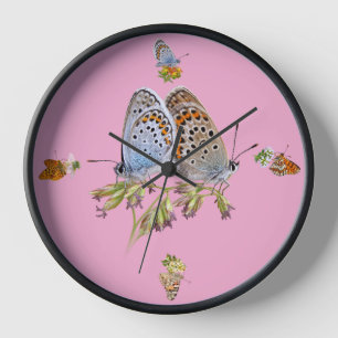 Horloge Papillons Colorés sur Fond Rose Clair