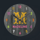 Horloge personnalisée couleur inspirée du bois d'A<br><div class="desc">Une horloge avec une photo de bois d'écorce comme arrière - plan. Les chiffres sont rose,  blanc,  orange,  jaune,  violet et vert. Personnalisez avec votre nom et votre initiale au centre.</div>