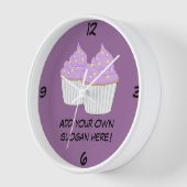 Horloge Personnaliser de ce graphique Lilac Cupcake (Angle)