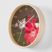 Horloge Personnaliser le papillon Monarch sur le rose du d (Angle)