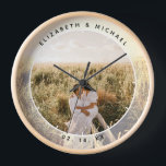 Horloge Photo de mariage chic moderne pour couple<br><div class="desc">Photo de mariage chic moderne pour couple avec grande horloge</div>